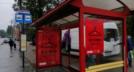 Wieszaki na przystankach w Załężu. Można oddać kurtk&hellip;