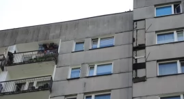 Wiatr oderwał płyty azbestowe z elewacji bloku w Ligocie. Na nową elewację mieszkańcy muszą tu jeszcze poczekać kilka lat