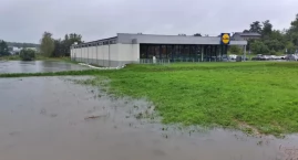 Obok Lidla w Zarzeczu znowu powstało jezioro. Straż pożarna układa worki
