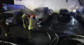 Nocny pożar na al. Roździeńskiego. Spłonęło 9 samochodów i sprzęt specjalny