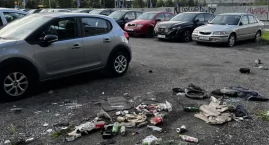 Po naszym tekście straż miejska w końcu odholowała wraki z klepiska przed Superjednostką