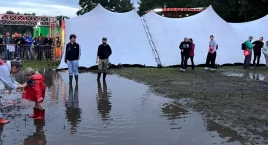 Błoto, wielkie kolejki i toalety jak na wiejskim festynie. Off Festival ma wiele rzeczy do poprawy