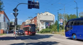 Autobusy pędzą przez Załęże. Miasto postawiło znaki zakazu, ale w złych miejscach