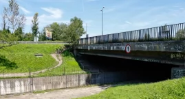 Mieszkańcy chodzą nad Rawą dzikim przejściem. W końcu miasto zrobi tam utwardzoną nawierzchnię
