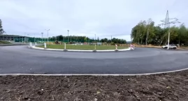 Nowe rondo prawie gotowe, a obok trwa poszerzanie drogi. Na razie dużego ruchu tu nie będzie