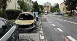 Wrak spalonego samochodu stoi naprzeciwko szkoły w centrum Katowic. Policja przekonuje, że powinien go zabrać właściciel