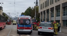 Tramwaj zderzył się z samochodem osobowym w centrum Katowic. Trzy osoby zostały ranne