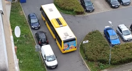 Kierowca autobusu komunikacji miejskiej pomylił trasę i wjechał na osiedlowy parking. Uszkodził samochód osobowy