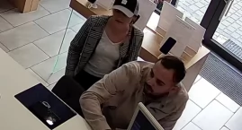 Ze sklepu w centrum Katowic ukradli telefony komórkowe. Policja publikuje zdjęcia