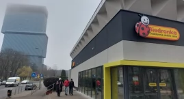 Biedronka z elewacją z PRL-u. Mieszkańcy wspominają jak działał tu Pewex