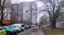 Na os. Paderewskiego jest ciąg samochodowo-pieszy. Mieszkańcy boją się, że zamiast wybudować chodnik, miasto sprzeda działki deweloperowi