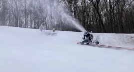 W Katowicach jak w górach. Trwa sztuczne naśnieżanie górki w Parku Kościuszki