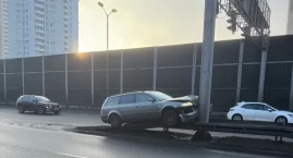 Utrudnienia na wjeździe do tunelu. Kierowca Passata zatrzymał się na barierach