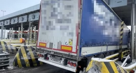 Utrudnienia na autostradzie A4. Ciężarówka wjechała w bramki