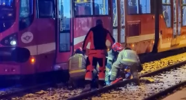 Mężczyzna wszedł prosto pod jadący tramwaj. Został uwięziony pod wagonem i oskalpowało mu nogę