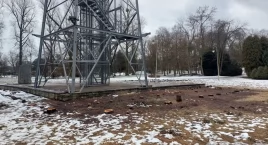 Pusto wokół wieży spadochronowej. Zakład Zieleni Miejskiej wyciął wysokie tuje