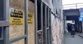 W opuszczonej kamienicy w centrum Katowic znowu się paliło. PKP: „Budynek został zabezpieczony z każdej strony”