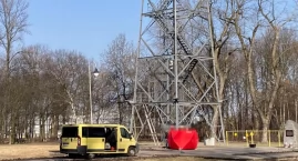 Mężczyzna, który skoczył z wieży spadochronowej w Parku Kościuszki, wcześniej się podpalił