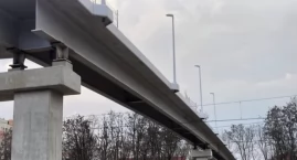 Z jednej strony winda, z drugiej strome schody. Nowa kładka nad torami nie będzie bardziej dostępna