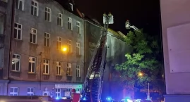 Duży pożar kamienicy przy Francuskiej. Zatrzymano 19-latka podejrzanego o podpalenie