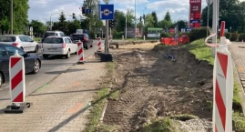 Miała być wygodna droga rowerowa, będzie 11 przejazdów przez jezdnię. Ruszyła budowa za prawie 8 mln zł