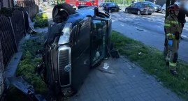 Groźna kolizja w Katowicach. Skoda wylądowała na boku i zatrzymała się na chodniku