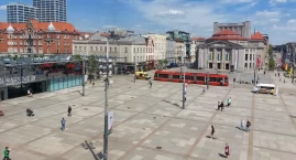 Na rynku w Katowicach mężczyzna usiadł przy kobiecie&hellip;