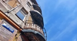 Dziury w elewacji i siatki pod balkonami. Miasto wyremontuje ponad stuletnią kamienicę przy dworcu