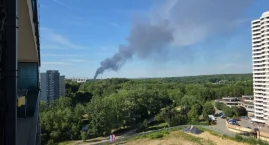 Z daleka widać dym. Pożar na terenie dużej firmy zaj&hellip;