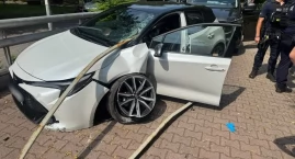 Kradzionym samochodem uciekał przed policją. Nie zatrzymał się nawet po mocnym uderzeniu w barierki