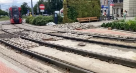 Po 1,5 miesiąca wracają na rozkopane torowisko przy &hellip;