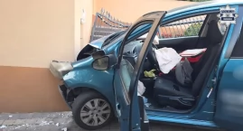 Samochód staranował ogrodzenie i wjechał w budynek. &hellip;