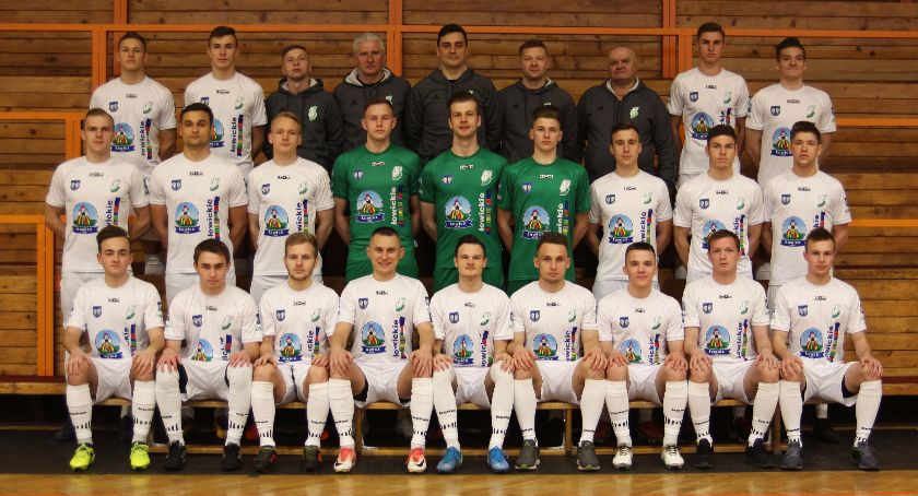 Koniec sezonu dla piłkarzy Pelikana. Wiemy, kto awansował do II ligi