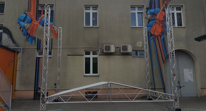 Plenerowe kino w Łowiczu. Trwają przygotowania do pierwszych seansów pod chmurką