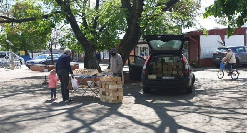 Zakaz handlu na kostce przy miejskim targowisku. Ale świeże truskawki kupimy tu codziennie