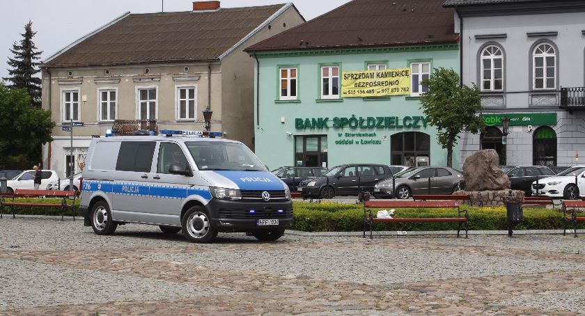Zgon w centrum Łowicza. Mężczyzna leżał nieprzytomny na trójkątnym rynku