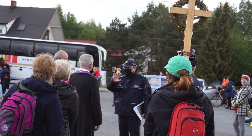 Policjanci zatrzymali łowickich pielgrzymów. Czy pątnicy pójdą na Jasną Górę? (ZDJĘCIA, VIDEO) (AKTUALIZACJA)