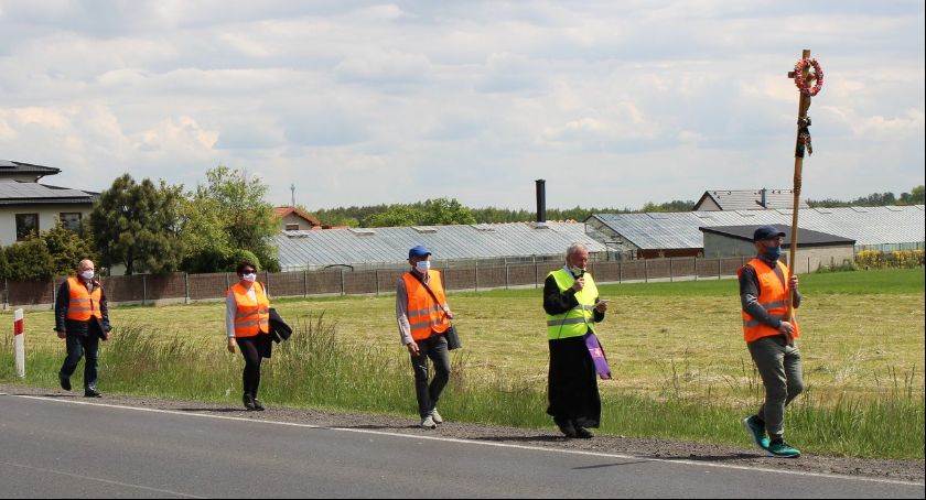 Łowicka pielgrzymka minęła Piotrków Trybunalski i Rozprze