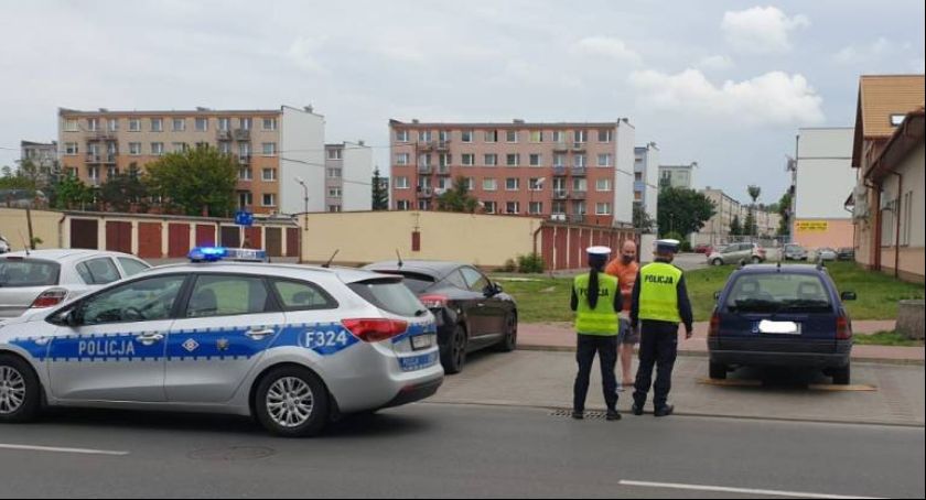 Samochód stoczył się z miejsca parkingowego