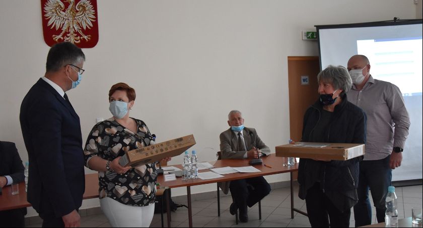 Radni Gminy Skierniewice zrezygnowali z diet. Kupili do szkół komputery