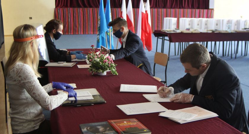 Maturzyści pijarskiego liceum odbierają świadectwa ukończenia szkoły