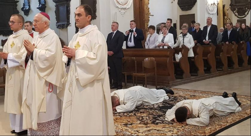  Katedra łowicka. Dwóch diakonów otrzymało święcenia kapłańskie (FOTO i VIDEO)