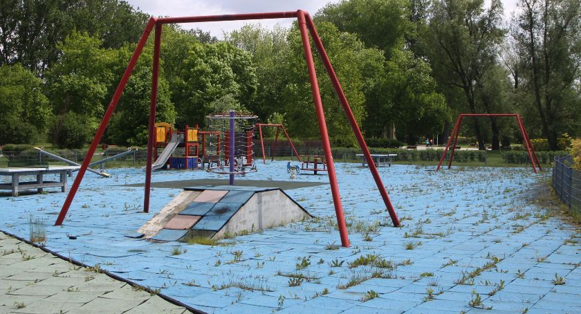 Modernizacja placu zabaw na Błoniach. Wymienią nawierzchnię i zamontują nowe urządzenie do zabawy