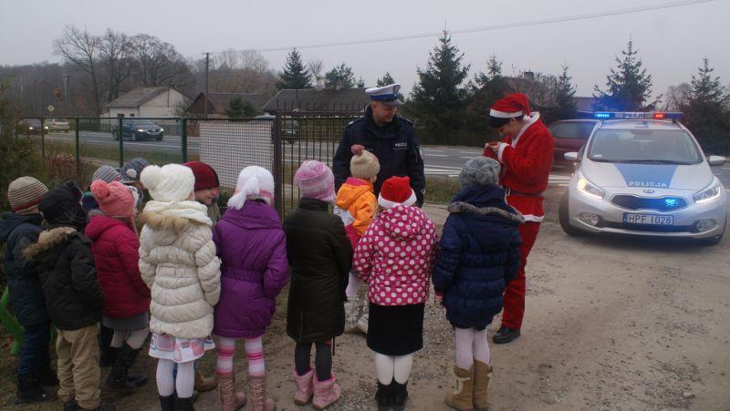 Policyjny Mikołaj odwiedził szkoły i szpital