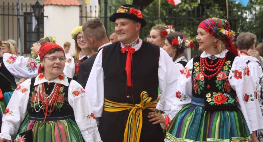 2 metry między uczestnikami lub obowiązkowe zasłonięcia przez nich ust i nosa. Apel PPIS w Łowiczu dotyczący obchodów Bożego Ciała