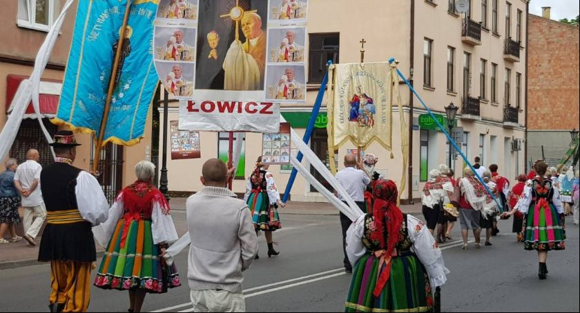 Procesja z Najświętszym Sakramentem do czterech ołtarzy (DUŻO ZDJĘĆ i VIDEO)