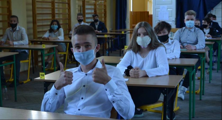 Egzamin ósmoklasisty w Szkole Podstawowej nr 2 im. Adama Mickiewicza (FOTO i VIDEO)