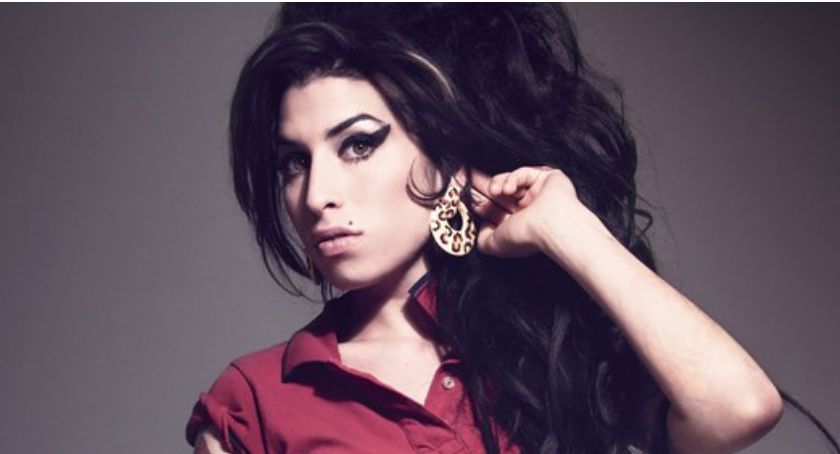 Kino plenerowe w Łowiczu. Na ekranie film dokumentalny o Amy Winehouse