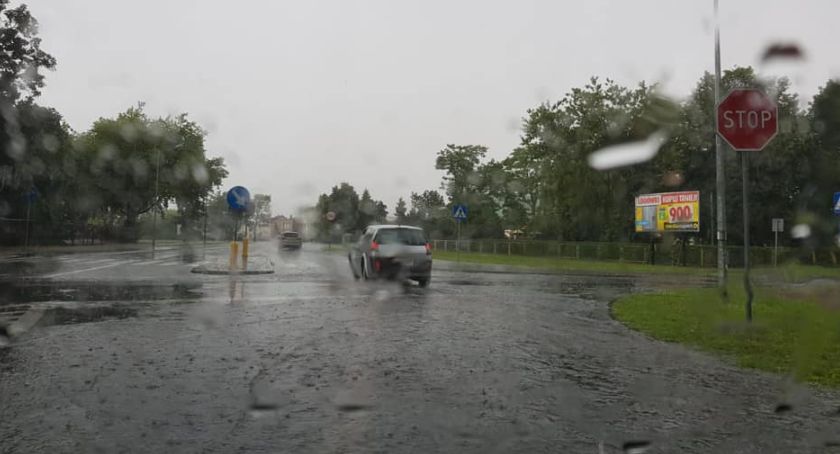 Gwałtowna burza nad Łowiczem. Ulice pod wodą, podtopione piwnice (VIDEO)