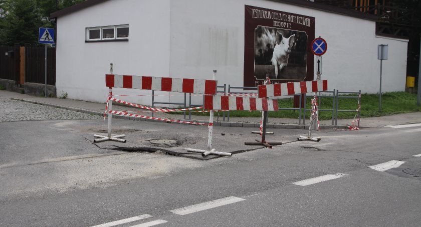 Uszkodzona jezdnia w Łowiczu po ulewie. Wyrwało fragment drogi